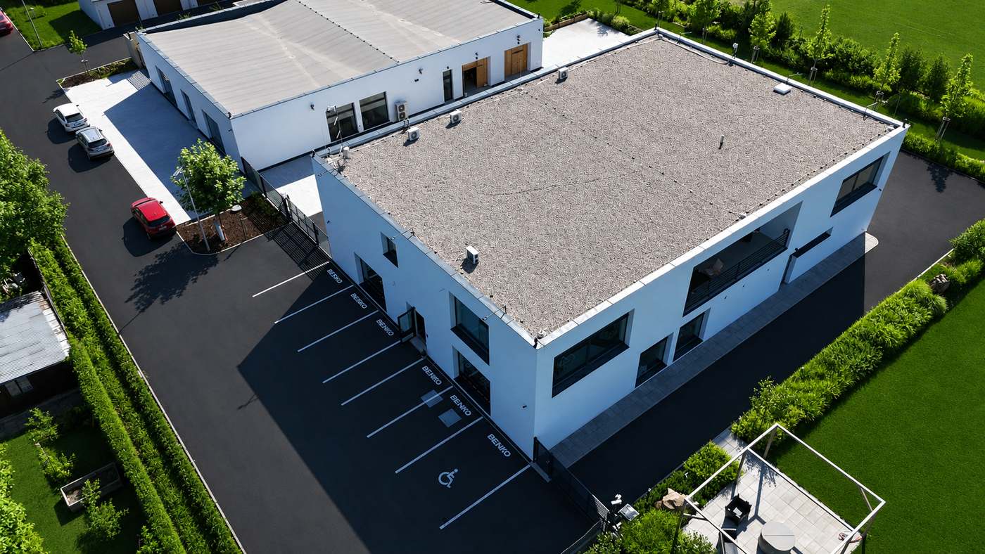 Letecký pohled na budovu prodejny BÍBÍK s vyznačenými parkovacími místy