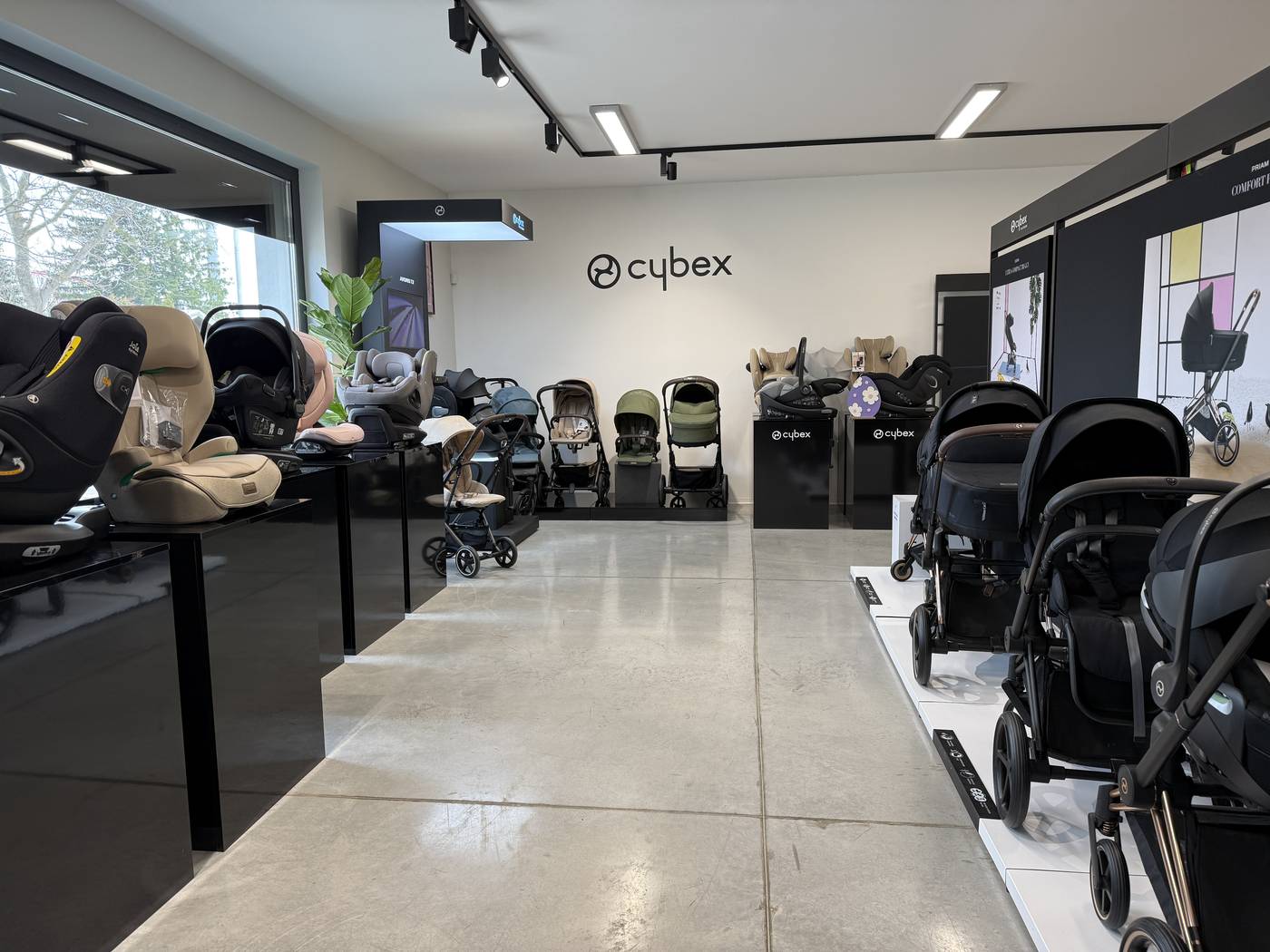 Pohled showroomem BÍBÍK, autosedačky po levé straně a kočárky po pravé