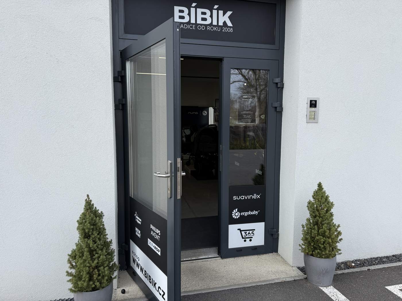 Vstup do prodejny BÍBÍK v Lounech s cedulí Tradice od roku 2008