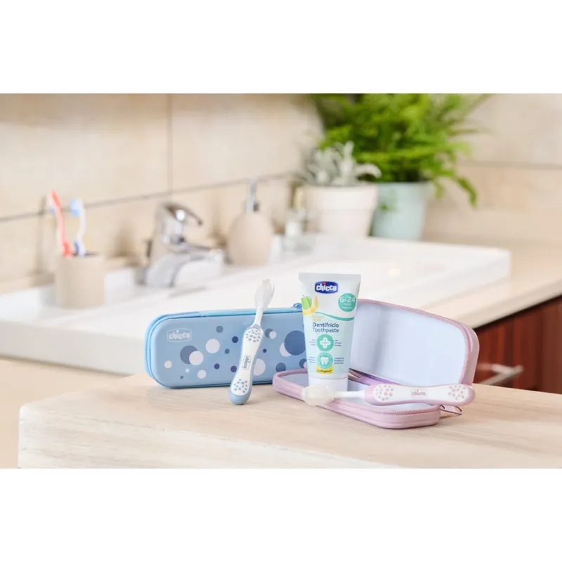 CHICCO Set zubní kartáček a pasta v pouzdře Always smiling - light blue, 6m+