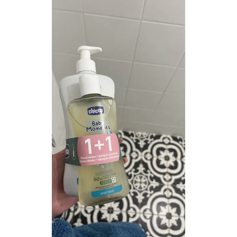CHICCO Mléko tělové s dávkovačem Baby Moments 500 ml + Šampon Baby Moments 200 ml zdarma