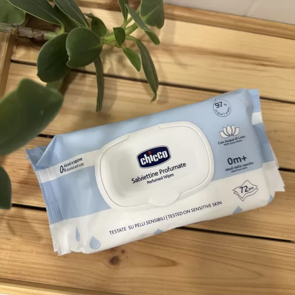 CHICCO Prostředek prací dětský Sensitive 1,5 l (27 praní) + vlhčené ubrousky 72 ks zdarma